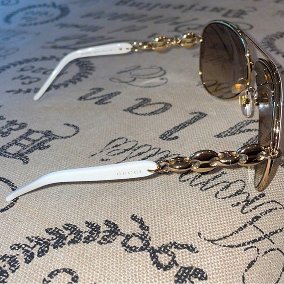 GUCCI GG 4225/S Gold and White Aviator Frame
Sunglasses and case - Picture 5 of 11